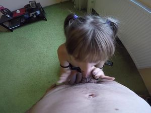 Юная Лолита в чулках подставляет отверстия под твёрдый фаллос