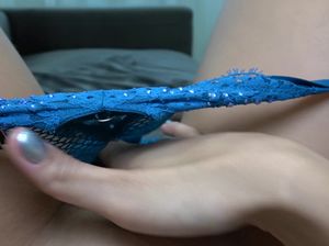 Малышка сняла синие трусики и ласкает свою влажную киску