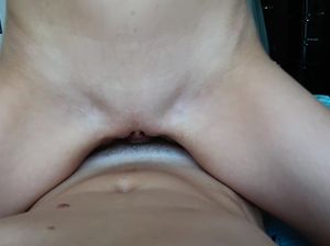 Девушка с очень тонкой талией с криками скачет на половом органе