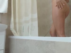 Сладкая куколка трахает резиновым членом свою щелку в душе