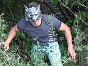 Разгоряченный самец в маске трахает в лесу горячую блондинку в костюме красной шапочки