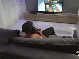 Красотка отвлекла парня от игры в ГТА 5 и скачет на его члене