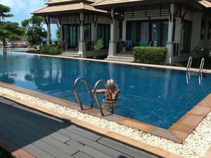 Блонда искупалась в бассейне и отлично потрахалась дома с камшотом на попку