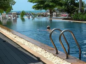 Блонда искупалась в бассейне и отлично потрахалась дома с камшотом на попку