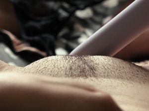 Молоденькая телочка дрочит не бритую киску вибратором