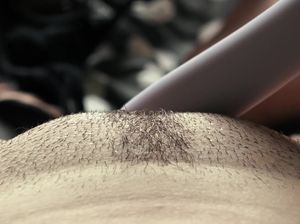 Молоденькая телочка дрочит не бритую киску вибратором