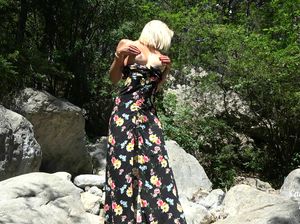 Среди скал мужик отодрал в пизду белокурую студентку