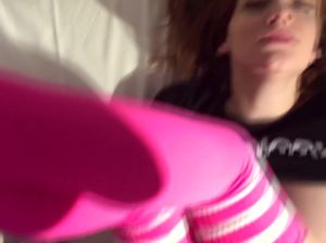 Молодая блядь с большой грудью на кровати отдается товарищу