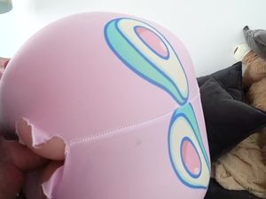 Порезал леггинсы на девке с большой жопой и отодрал от первого лица с кремпаем