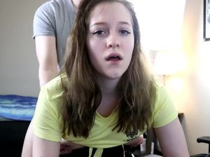 Горячий парень поставил раком и трахнул девушку геймера