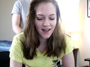 Горячий парень поставил раком и трахнул девушку геймера