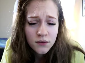 Горячий парень поставил раком и трахнул девушку геймера