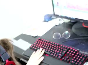 Горячий парень поставил раком и трахнул девушку геймера