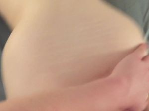 Европейка с большой мягкой грудью получает оргазм от интимных шалостей