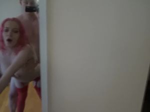 Кобель вдул неформалке в красных чулках и записал секс на камеру