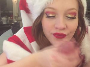 Шведка в образе снегурочки заглатывает стоячий хуй бойфренда