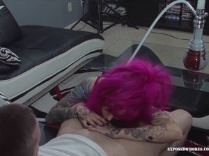 Яркая неформалка курит сигарету и делает минет соседу