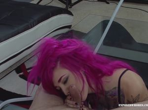 Яркая неформалка курит сигарету и делает минет соседу