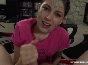 Юная шлюха от первого лица делает минет пареньку