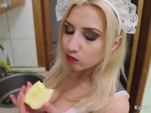 Блондинка в костюме горничной и белых чулках отдается своему сожителю