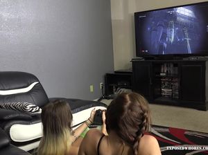 Две юные брюнетки с косичками по очереди прыгают на большом члене любовника