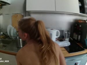 Француженка с пирсингом сосков занялась сексом на кухне со своим парнем