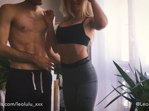 Парень спустил лосины с красотки и засадил ей