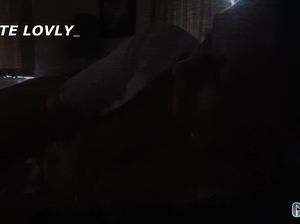 Юная стерва обслуживает много больших членов и получает потоки спермы