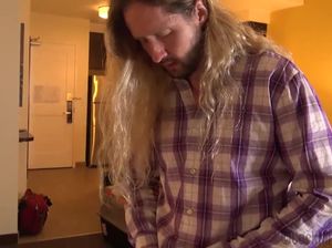 Патлатый парень грубо трахнул свою юную сводную сестру