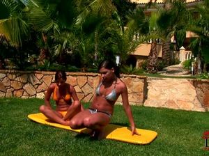 Загорелые лесбиянки во дворе облизывают киски