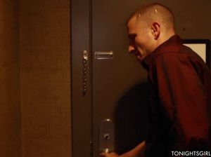 Красивая проститутка за деньги удовлетворяет взыскательного парня в отеле