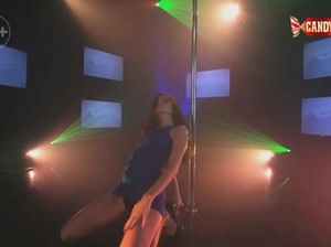 Высокая русская стриптизерша раздевается у шеста