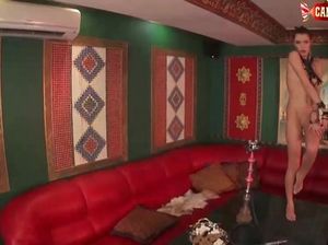 Русская красотка показывает стриптиз шоу в ночном клубе