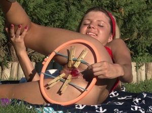 Худенькая русская красотка с прищепками на пизде дрочит вагину леденцом