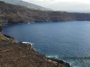 Шикарная испанка в очках на пляже облизывает половой орган