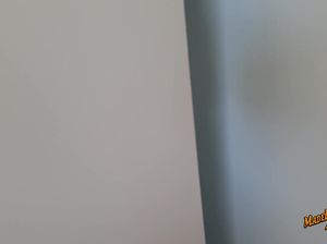 Парень круто кончает после домашнего минета от двух красивых брюнеток