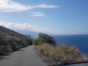 Сисястая испанская девушка дрочит на пляже член своего бойфренда