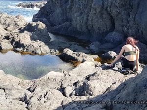 Сисястая испанская девушка дрочит на пляже член своего бойфренда