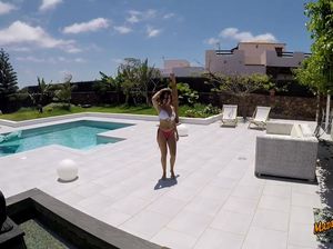 Шикарная испанка в купальнике дрочит парню от первого лица