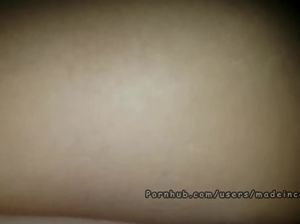 Ненасытный кобель трахает свою девушку пока она играет в приставку