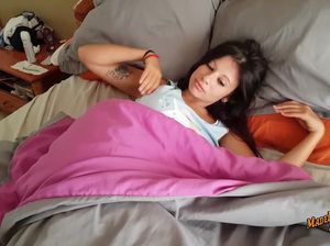 Красивую испанку с большими сиськами разбудили и трахнули на кровати