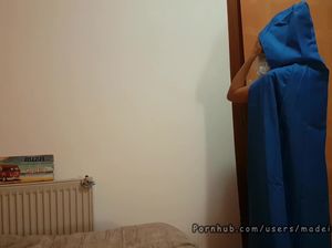 Роскошная испанская сучка в костюме сосет и скачет на толстом члене до кремпая