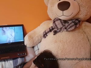 Девка смотрит порно и трахается со своим другом