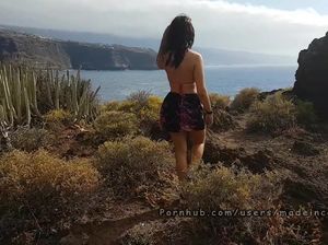 Испанский мачо жарит раком свою подругу на пляже