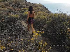 Испанский мачо жарит раком свою подругу на пляже