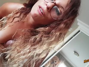 Дрочка члена руками от кудрявой итальянки в очках