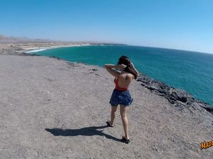 Сисястая испанка делает замечательный минет от первого лица на пляже