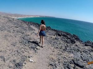 Сисястая испанка делает замечательный минет от первого лица на пляже