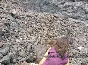 На скалах у моря девушка сношается со своим партнером