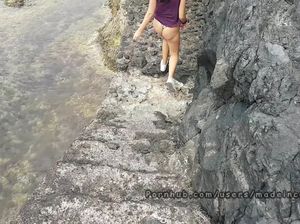 На скалах у моря девушка сношается со своим партнером